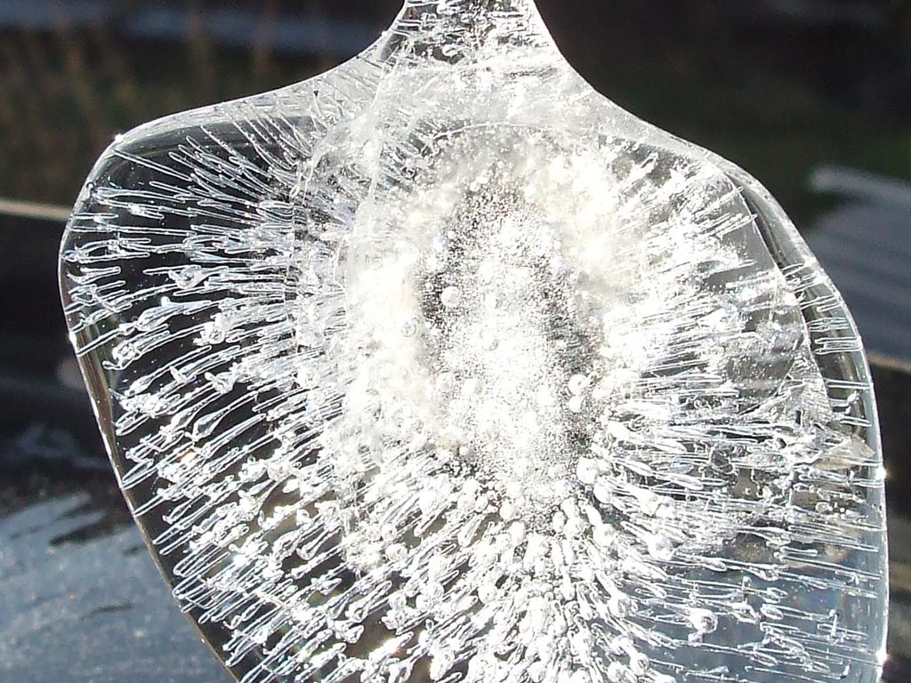cristal de glace découvert au jardin !
